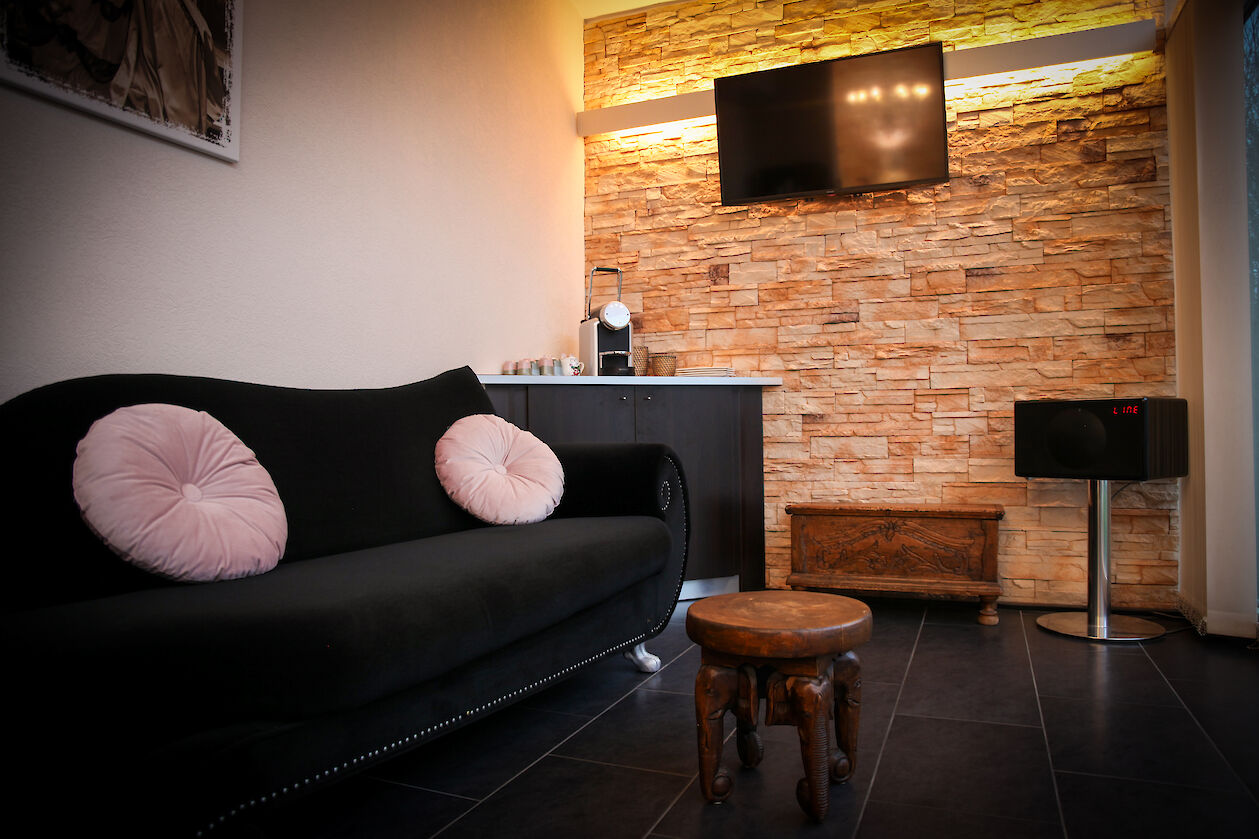 Wartebereich mit Sofa und Getränke