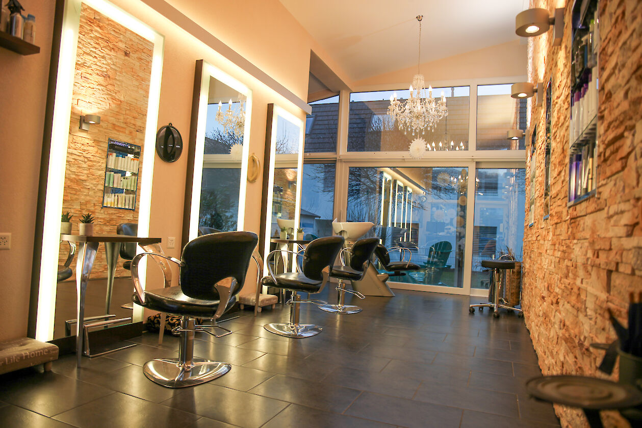 Gut beleuchteter Schneidebereich mit hohen Spiegeln im angenehmen Ambiente