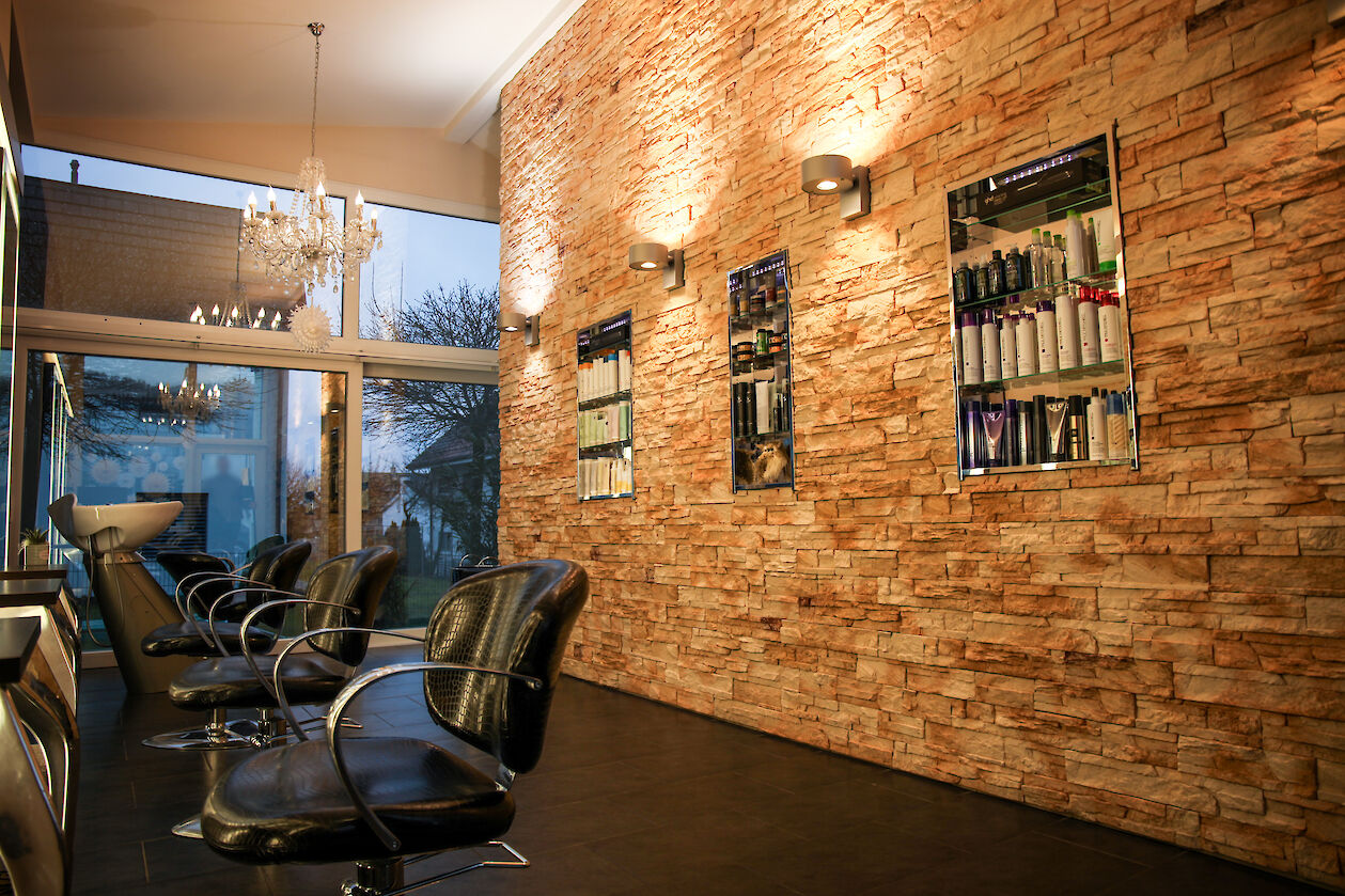 Rückenansicht Schneidebereich mit Haarpfegemittel